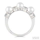 1/10 Ctw 5MM White Pearl and Floral Round Cut Diamond Fashion Band in 14K White Gold